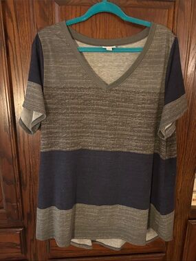 LuLaRoe Iris Heather Gray V‑Neck Tee